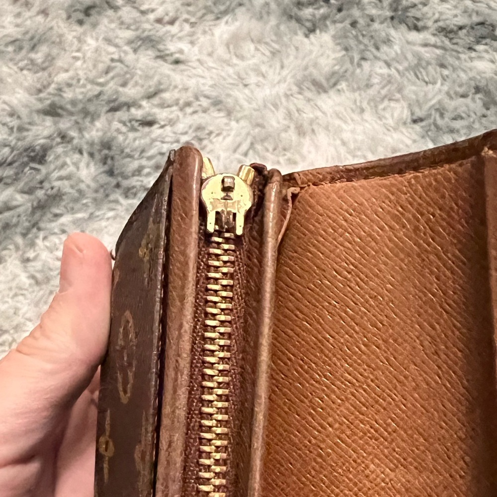 LV Monogram Wallet CHAIN NOT INCLUDED - Picture 6 of 11